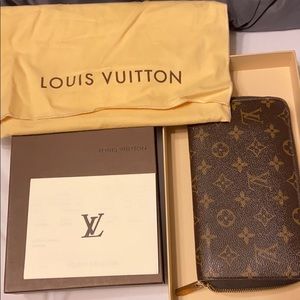 SOLD. Authentic Louis Vuitton zippy organizer
